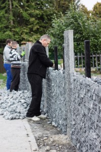 Steinmauer mit Schotter füllen